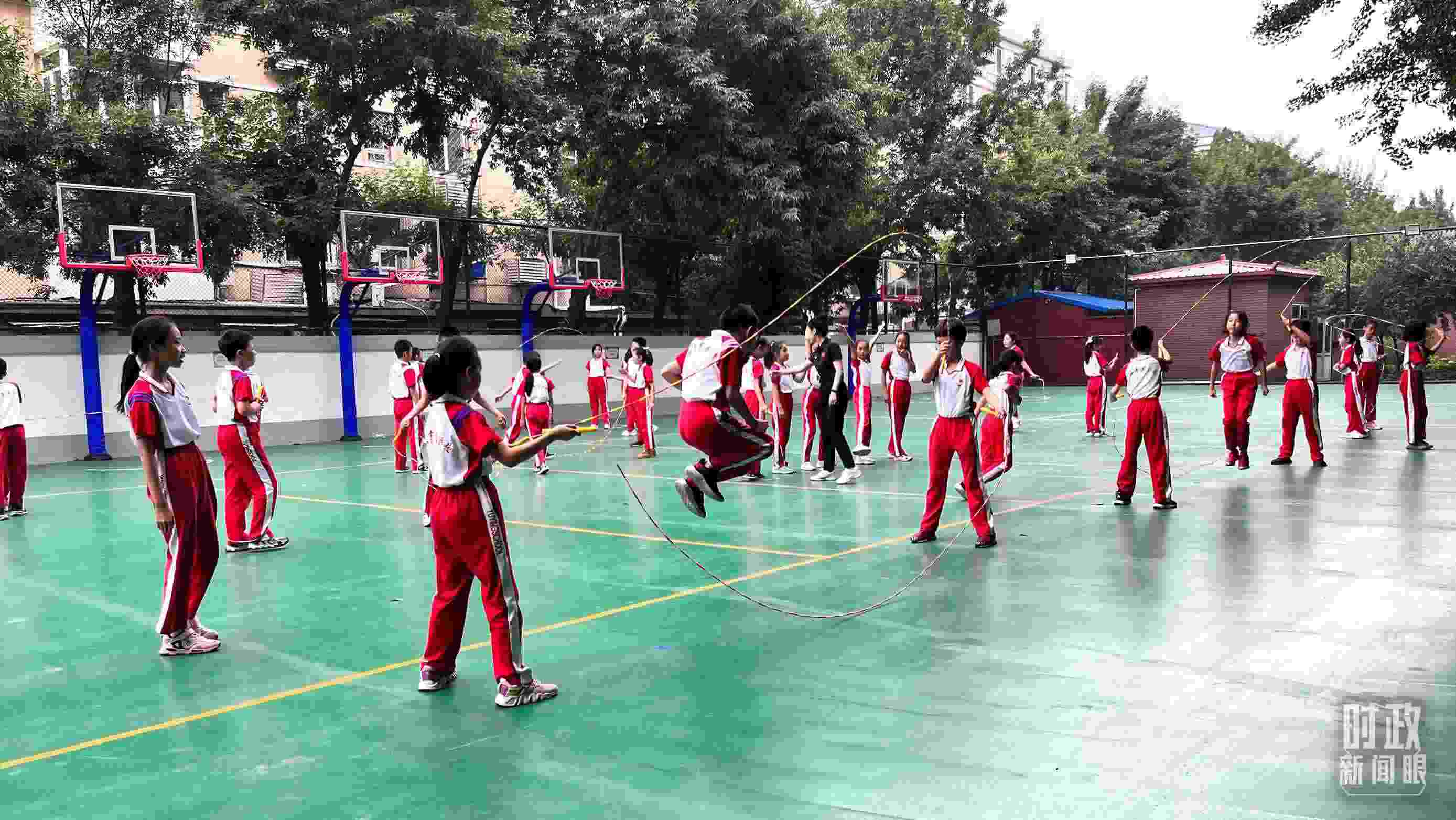 △正在跳繩的學(xué)生。（總臺央視記者張垚拍攝）