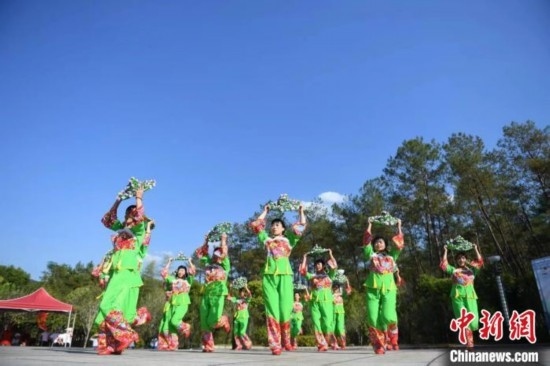 市民在跳廣場舞。 唐小晴 攝