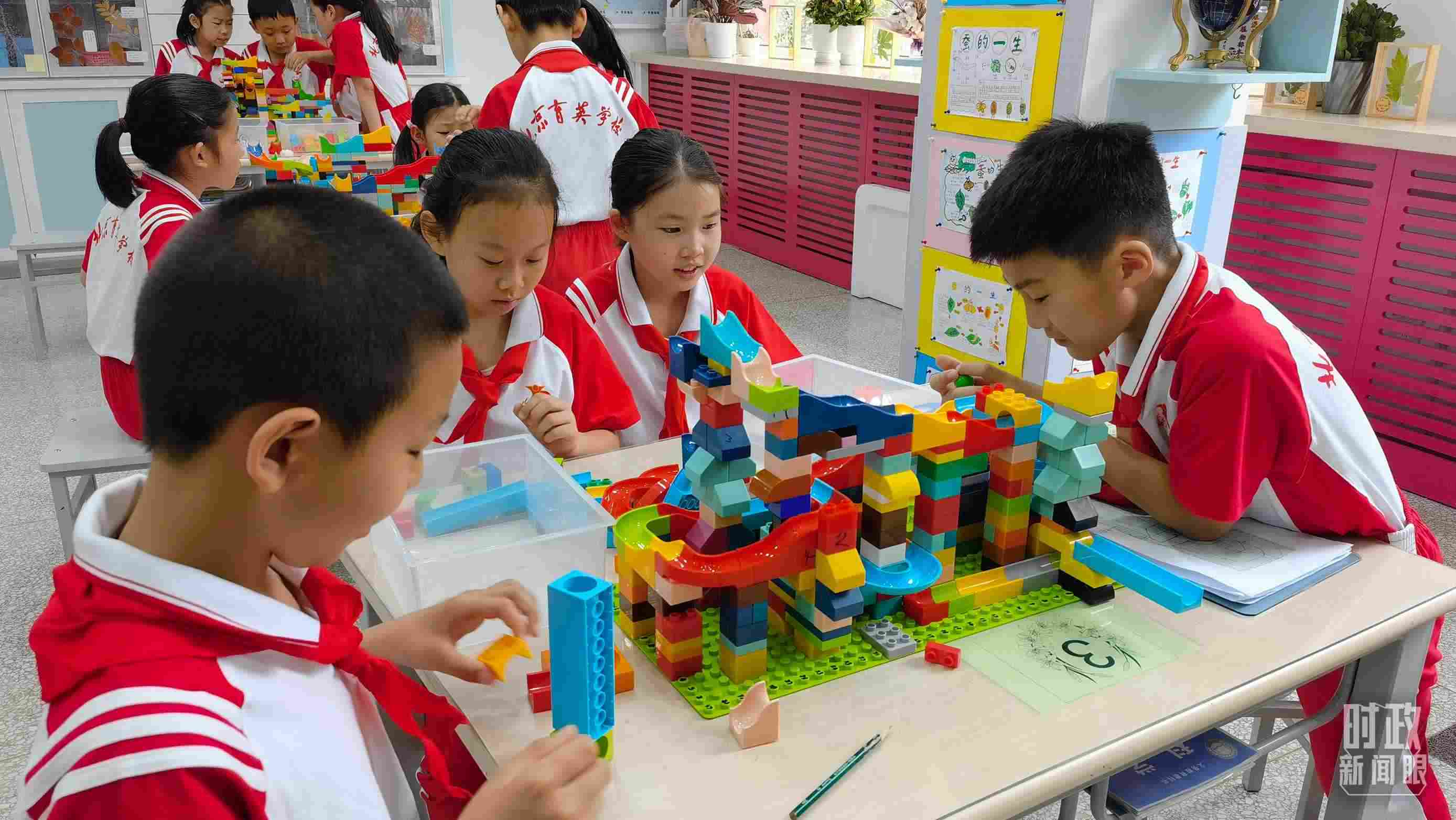 △正在搭建過山車模型的學(xué)生們。（總臺央視記者石丞拍攝）