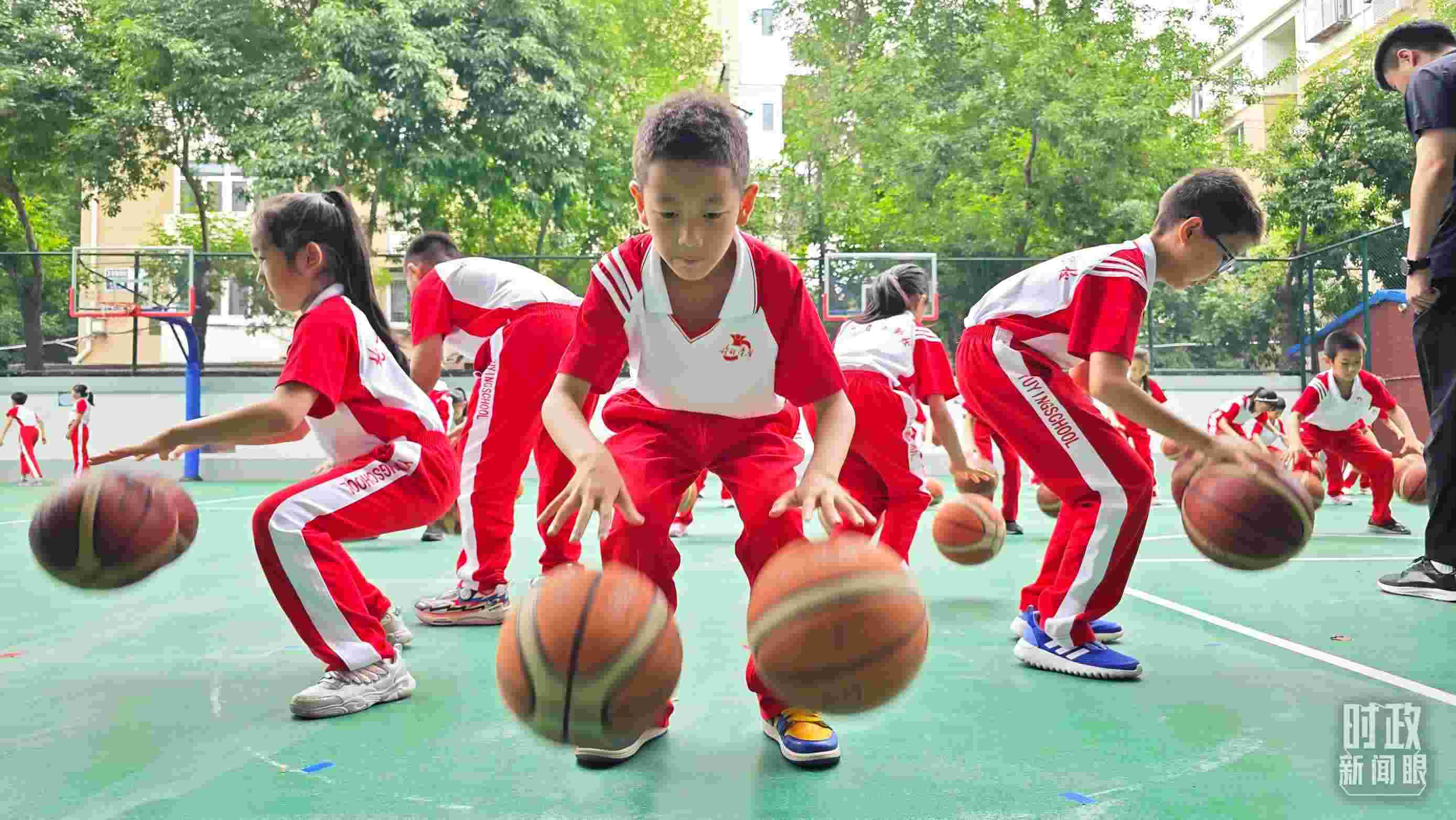 △學(xué)生正在打籃球。（總臺央視記者彭漢明拍攝）