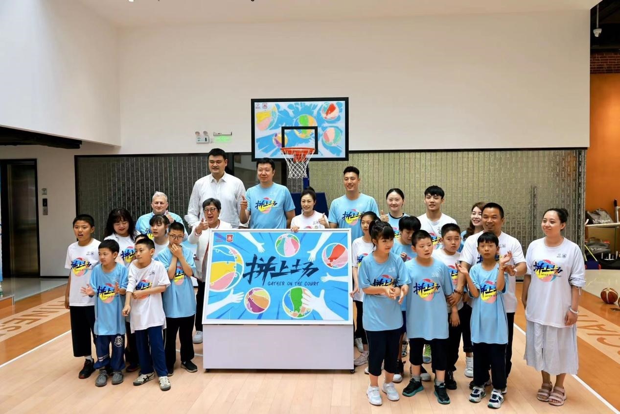 嘉賓與特奧小運動員在活動結束后合影。人民網(wǎng)記者 郝帥攝