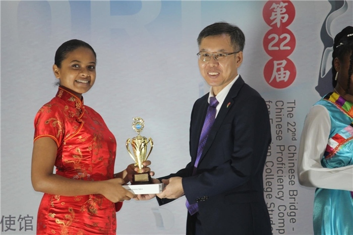 陳錫來參贊為獲獎選手頒發(fā)二等獎。圭亞那大學孔子學院供圖