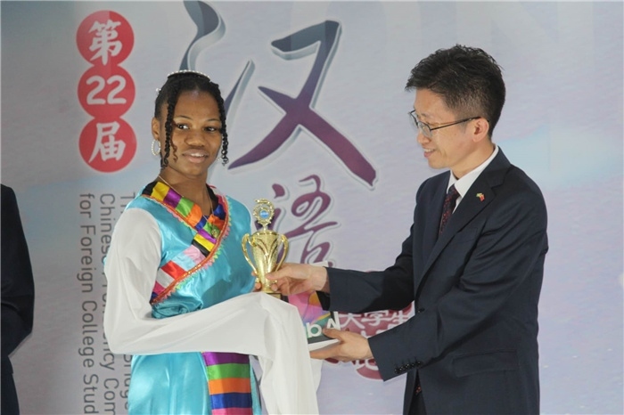 黃瑞參贊為獲獎選手頒發(fā)二等獎。圭亞那大學孔子學院供圖