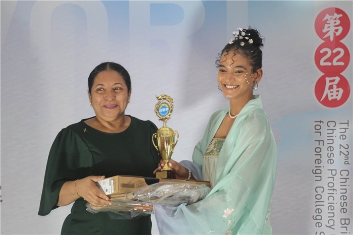 圭亞那大學校長默罕默德為獲獎選手頒發(fā)一等獎。圭亞那大學孔子學院供圖