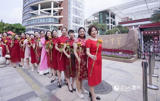 6月7日一早，廈門雙十中學(xué)考生家長們身穿旗袍，手拿向日葵在考場外為孩子加油打氣，寓意“旗開得勝，一舉奪魁”。人民網(wǎng)記者 陳博攝