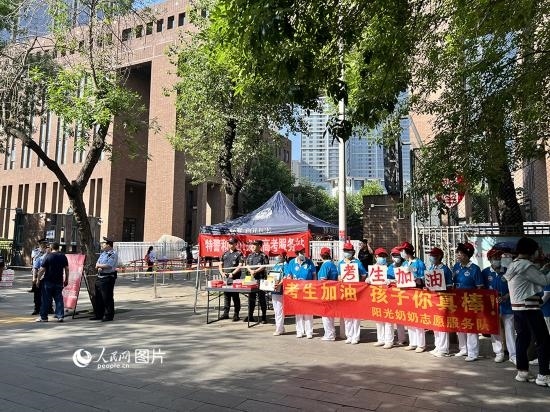 6月7日，天津市和平區(qū)新興街陽光奶奶志愿者連續(xù)16年為高考考生助力。人民網(wǎng)記者 張靜淇攝