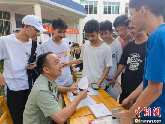 專武干部在講解相關(guān)政策。韋碩 攝