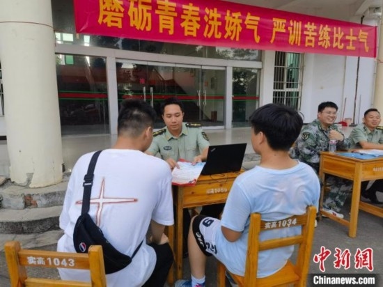 專武干部在講解相關(guān)政策。韋碩 攝