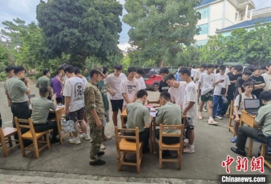 專武干部在發(fā)放兵役登記證。韋碩 攝