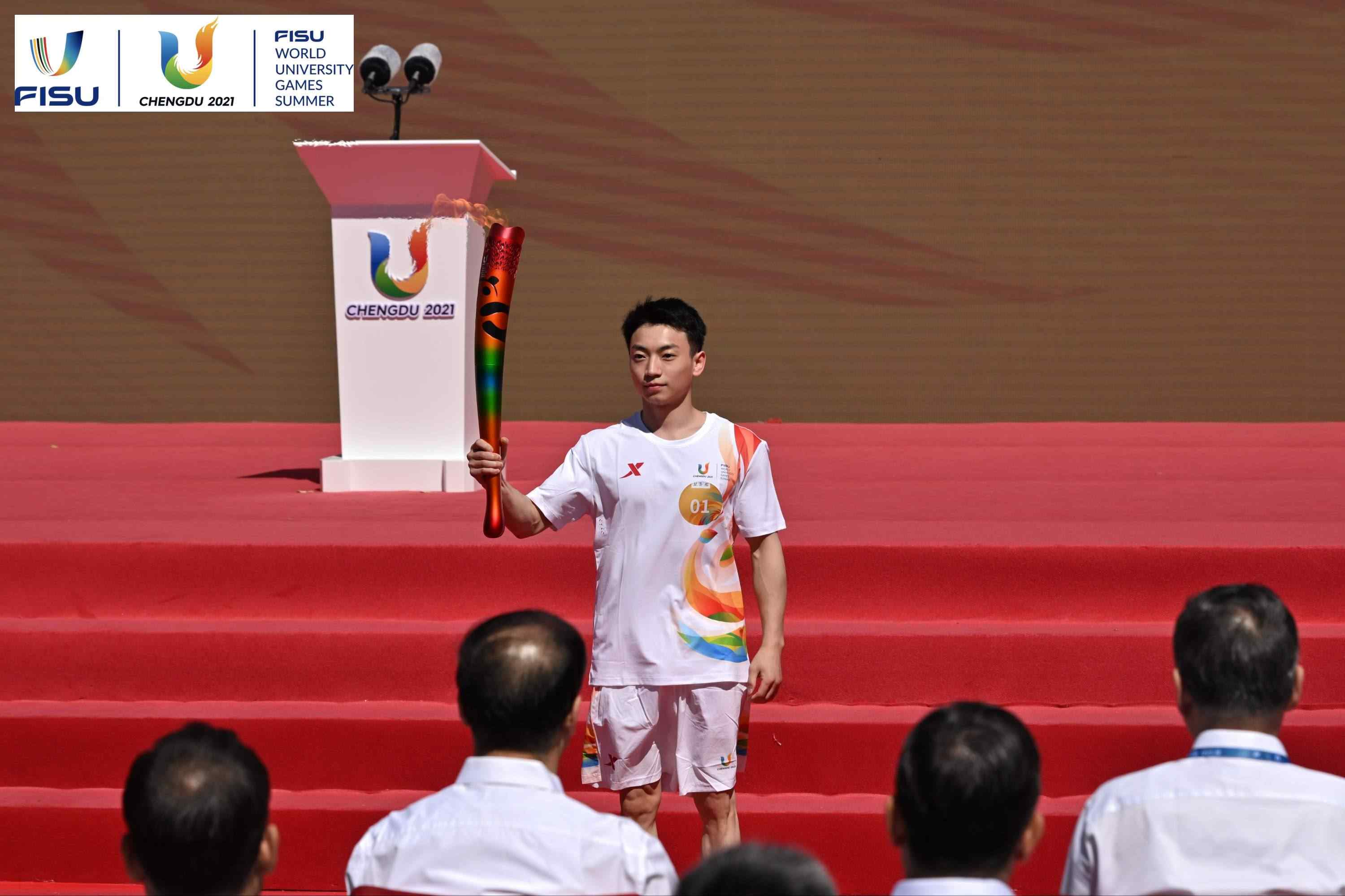 成都大運(yùn)會(huì)火炬手、奧運(yùn)冠軍鄒敬園高舉火炬。 圖片來(lái)源：成都大運(yùn)會(huì)執(zhí)委會(huì)供圖