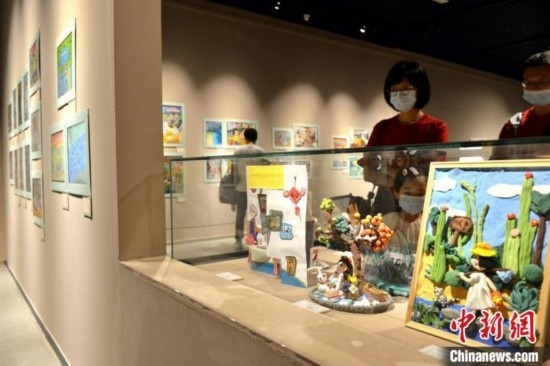 圖為家長帶著孩子參觀展覽。呂明 攝