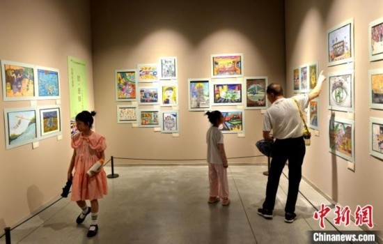 圖為家長帶著孩子參觀展覽。呂明 攝