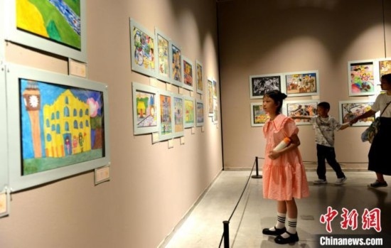 圖為家長帶著孩子參觀展覽。呂明 攝