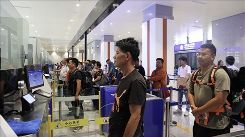 6月13日，乘坐中老鐵路國際旅客列車的旅客在磨憨邊檢大廳排隊候檢。李揚 攝