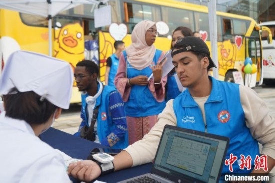 6月13日，在第20個世界獻(xiàn)血者日前夕，20名在贛留學(xué)生組團(tuán)前往血站獻(xiàn)血。吳迪 攝