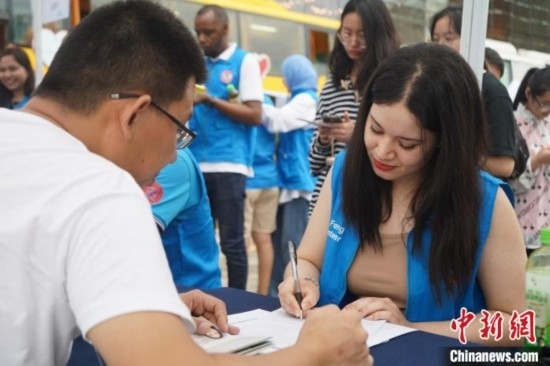 6月13日，在第20個世界獻(xiàn)血者日前夕，20名在贛留學(xué)生組團(tuán)前往血站獻(xiàn)血。吳迪 攝