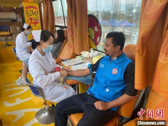 6月13日，在第20個世界獻(xiàn)血者日前夕，20名在贛留學(xué)生組團(tuán)前往血站獻(xiàn)血。吳迪 攝