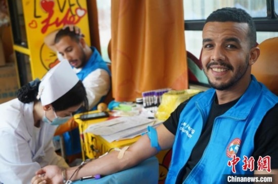 6月13日，在第20個世界獻(xiàn)血者日前夕，20名在贛留學(xué)生組團(tuán)前往血站獻(xiàn)血。吳迪 攝