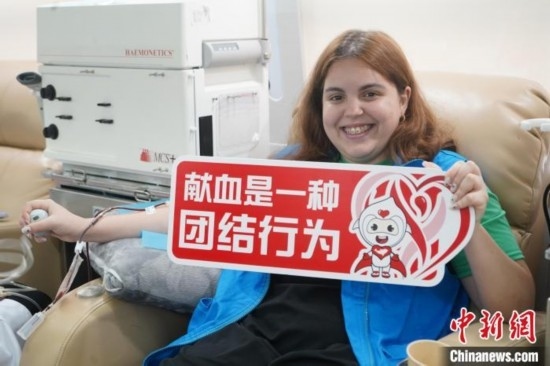 6月13日，在第20個世界獻(xiàn)血者日前夕，20名在贛留學(xué)生組團(tuán)前往血站獻(xiàn)血。吳迪 攝
