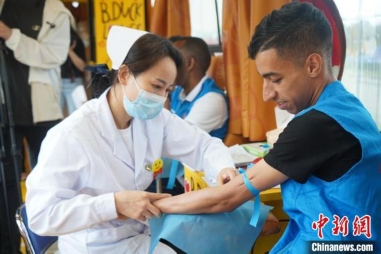 6月13日，在第20個世界獻(xiàn)血者日前夕，20名在贛留學(xué)生組團(tuán)前往血站獻(xiàn)血。吳迪 攝