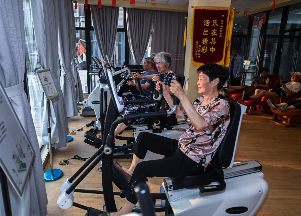 在浙江嘉興市南湖區(qū)新嘉街道電子社區(qū)鄰里中心的長者運(yùn)動健康之家內(nèi)，老人們在進(jìn)行器械鍛煉（2023年6月14日攝）。新華社記者 徐昱 攝