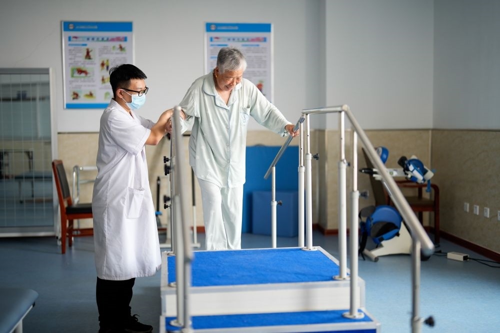 河北省灤南縣一家養(yǎng)老機(jī)構(gòu)的工作人員在指導(dǎo)老人進(jìn)行康復(fù)訓(xùn)練（2023年5月19日攝）。新華社記者 牟宇 攝