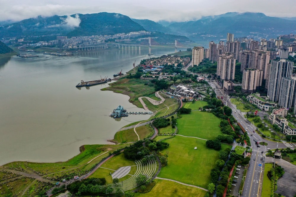 這是2023年6月7日拍攝的位于重慶市云陽縣的云陽城區(qū)環(huán)湖綠道（無人機(jī)照片）。當(dāng)?shù)貙⑸鷳B(tài)治理與生態(tài)修復(fù)結(jié)合起來，兼顧城市旅游和運(yùn)動休閑等功能需要，打造環(huán)縣城兩江四岸33公里綠道。新華社記者 唐奕 攝