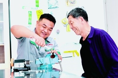 上流佳苑社區(qū)便民服務(wù)中心維修師傅李磊為社區(qū)居民提供服務(wù)。資料圖片