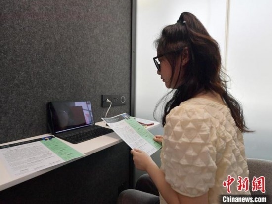 學生通過“云面試空間”進行求職面試。劉棟 攝