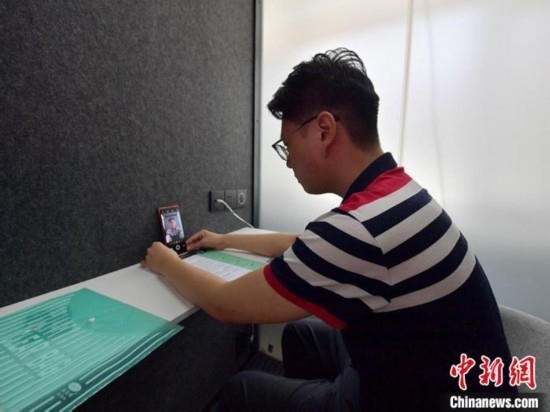 學生通過“云面試空間”進行求職面試。劉棟 攝