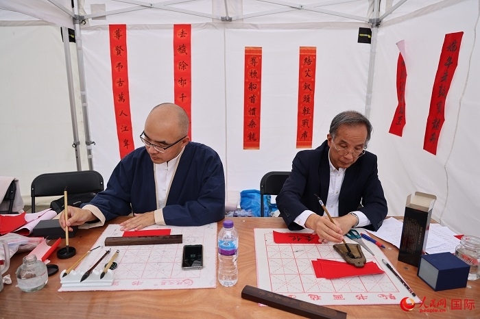 活動現(xiàn)場的中國書法展示。人民網(wǎng)記者 邢雪攝