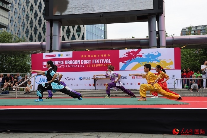 中華武術(shù)表演吸引了眾多英國觀眾。人民網(wǎng)記者 邢雪攝