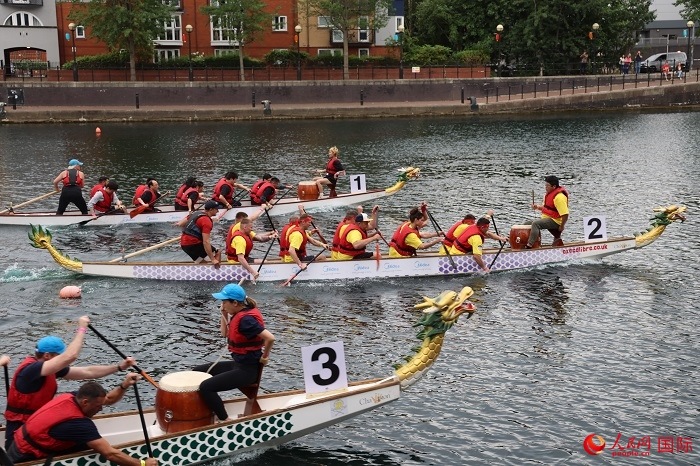 2023全英中華端午龍舟會比賽現(xiàn)場，幾支隊伍你追我趕。人民網(wǎng)記者 邢雪攝