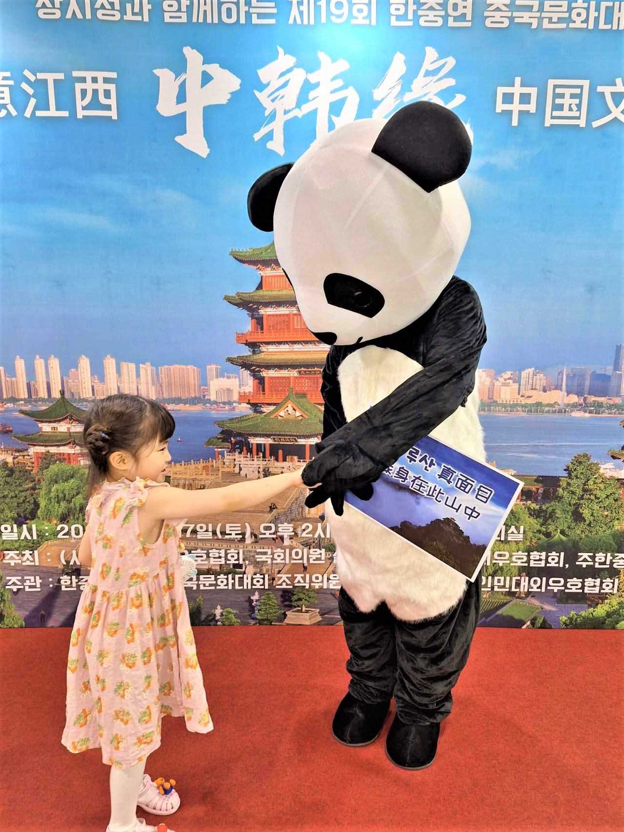 “詩(shī)意江西”——第十九屆“中韓緣”中國(guó)文化大賽決賽暨頒獎(jiǎng)典禮17日在韓國(guó)國(guó)會(huì)議員會(huì)館舉行。韓中文化友好協(xié)會(huì)供圖