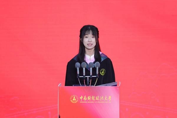 王若研在畢業(yè)典禮上發(fā)言。崔楨楨 攝