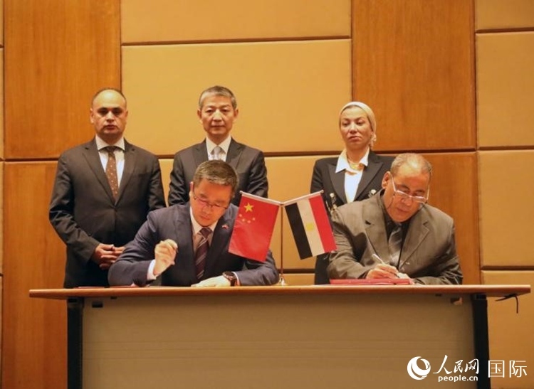 中國駐埃及使館公使張朝陽與埃環(huán)境事務(wù)署工程和項目管理局局長阿卜杜勒阿齊茲簽署交接證書。沈小曉攝