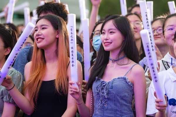 場下觀眾十分熱情。人民網(wǎng)記者 翁奇羽攝