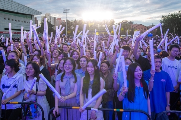 場下觀眾十分熱情。人民網(wǎng)記者 翁奇羽攝