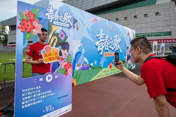 學(xué)生在市集打卡拍照。人民網(wǎng)記者 翁奇羽攝