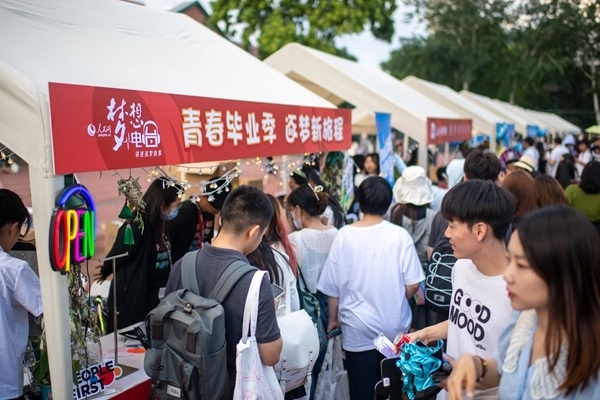 市集現(xiàn)場。人民網(wǎng)記者 翁奇羽攝