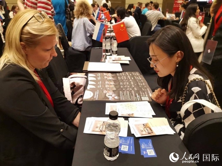 中俄旅游行業(yè)代表在北京路演活動(dòng)現(xiàn)場(chǎng)面對(duì)面溝通。人民網(wǎng)記者 楊倩攝