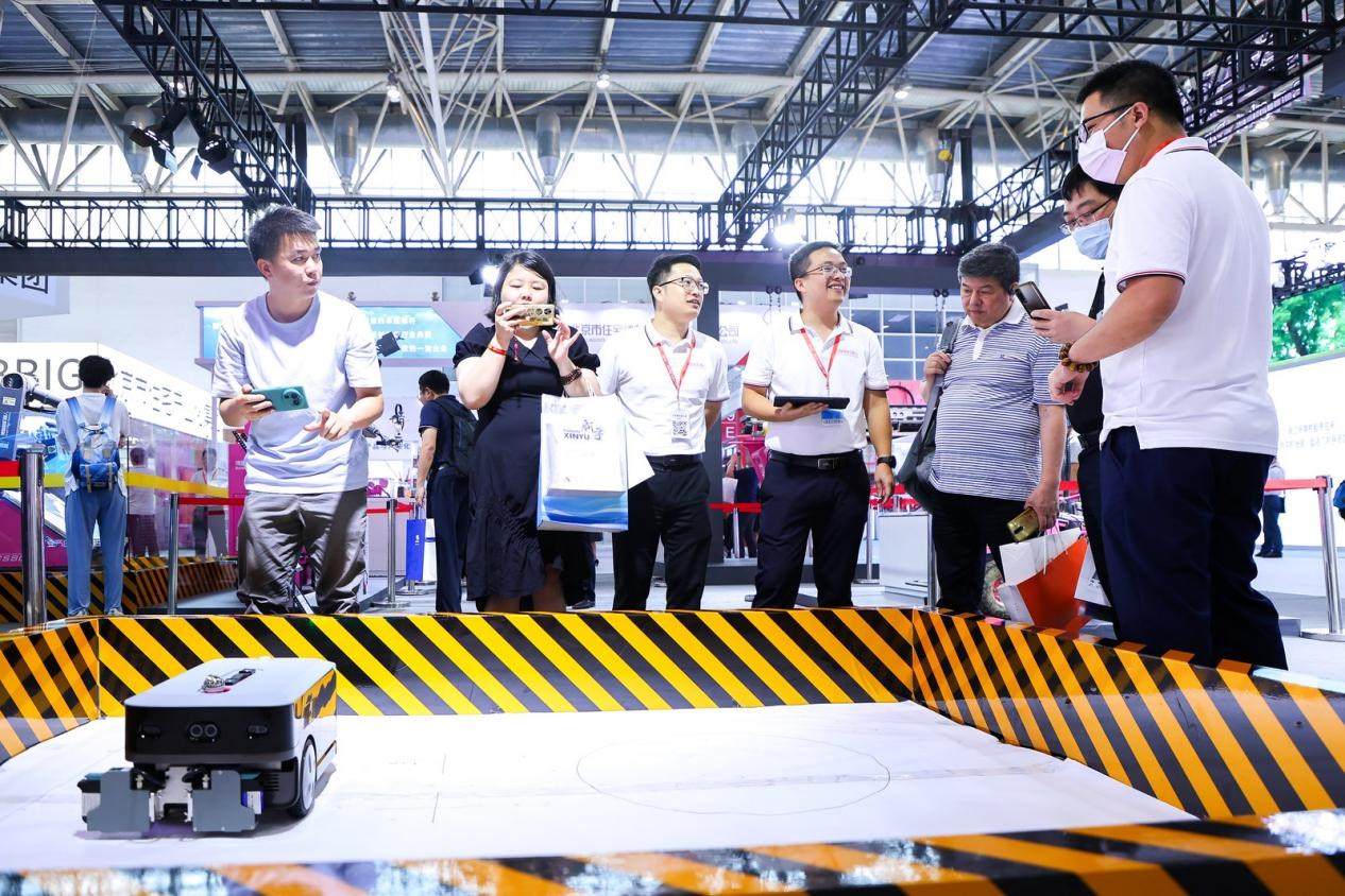 講解員向觀眾介紹智能劃線機(jī)器人。來源：受訪方供圖