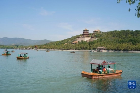 6月22日，游人在北京頤和園乘坐游船。新華社記者 任超 攝