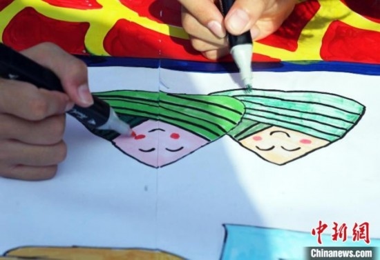 圖為長卷繪畫現(xiàn)場。 興業(yè)縣融媒體中心供圖