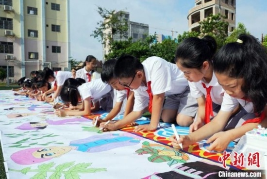圖為學生們用手中畫筆在進行創(chuàng)作。 興業(yè)縣融媒體中心供圖