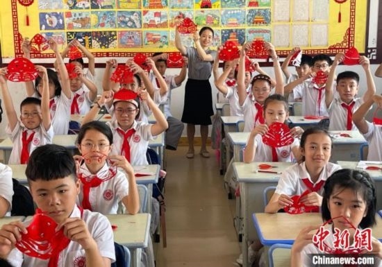 圖為學生們展示剪紙作品。 興業(yè)縣融媒體中心供圖