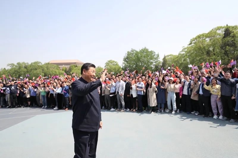 2021年4月19日，在清華大學(xué)建校110周年校慶日即將來臨之際，習(xí)近平來到清華大學(xué)考察。圖為習(xí)近平離開學(xué)校時(shí)，同師生們揮手致意。新華社記者 鞠鵬 攝