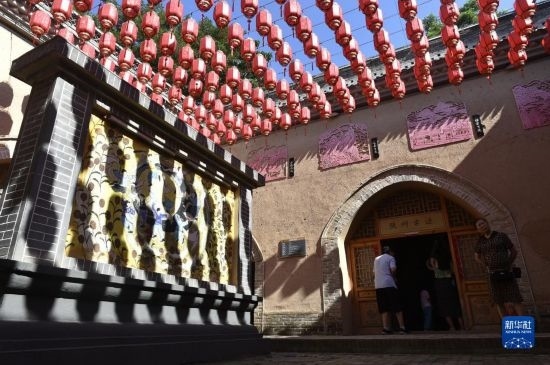 6月23日，游人在三門峽市陜州地坑院景區(qū)內(nèi)游覽。