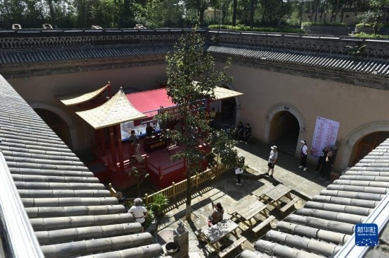 6月23日，游人在三門峽市陜州地坑院景區(qū)內(nèi)游覽。