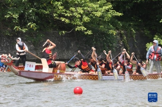 6月23日，在江蘇省宜興市舉行的龍舟競渡賽中，參賽選手們奮力拼搏。